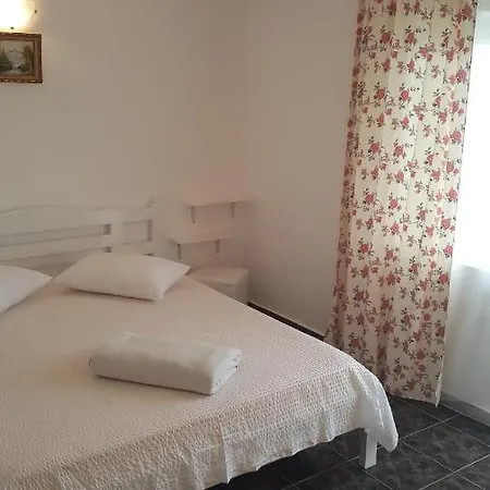 Trandafirilor 3* Costinești